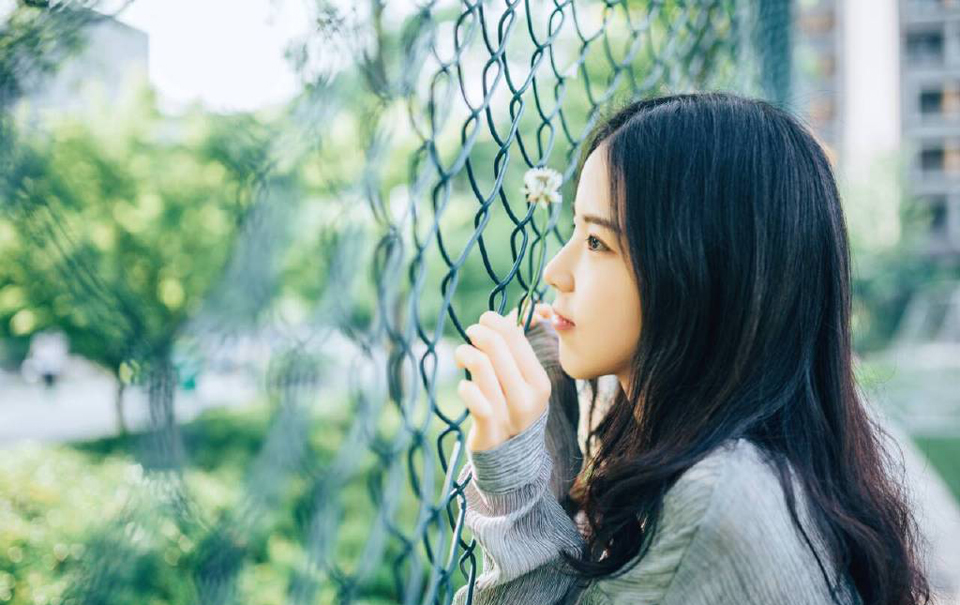“老爷，马已经准备好了。”管家来到房间外，听着里面低沉的咆哮声，有些胆颤道。